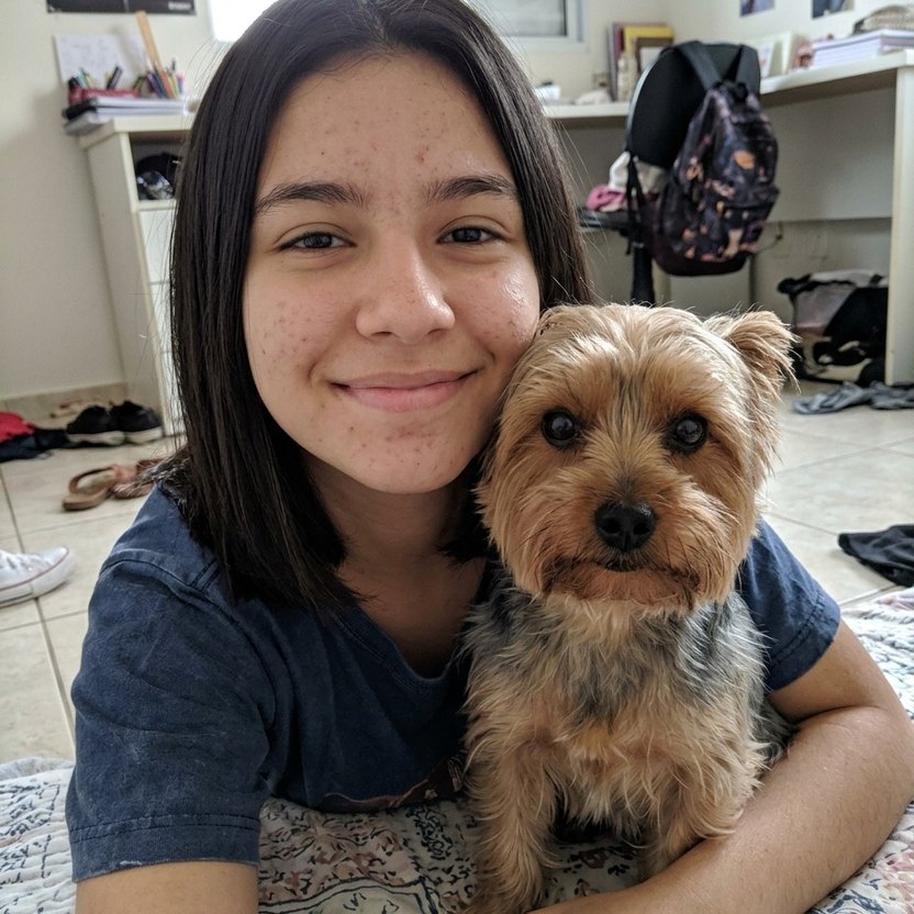 Foto original de uma pessoa com o pet, tirada no celular